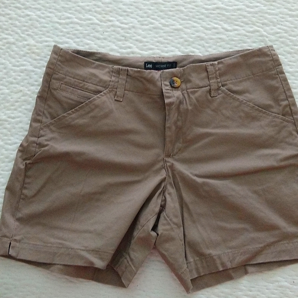 Lee khaki shorts size 8 medium